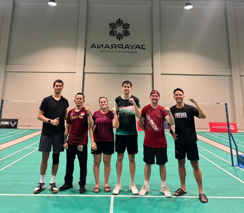 Coach Anas Rullah training a player during a private badminton lesson in Bali