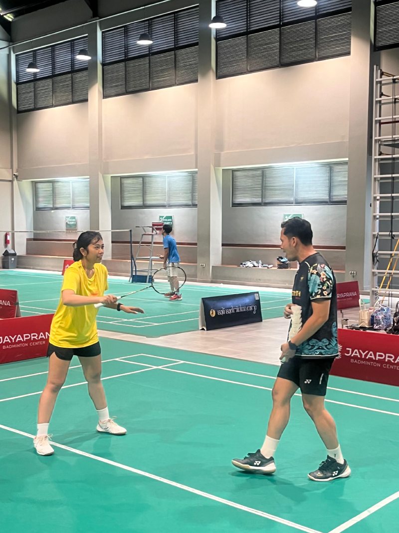 Coach Anas Rullah giving a private badminton lesson on court in Bali